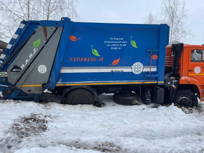 в белгородском районе сутки вытаскивали застрявший в снегу мусоровоз