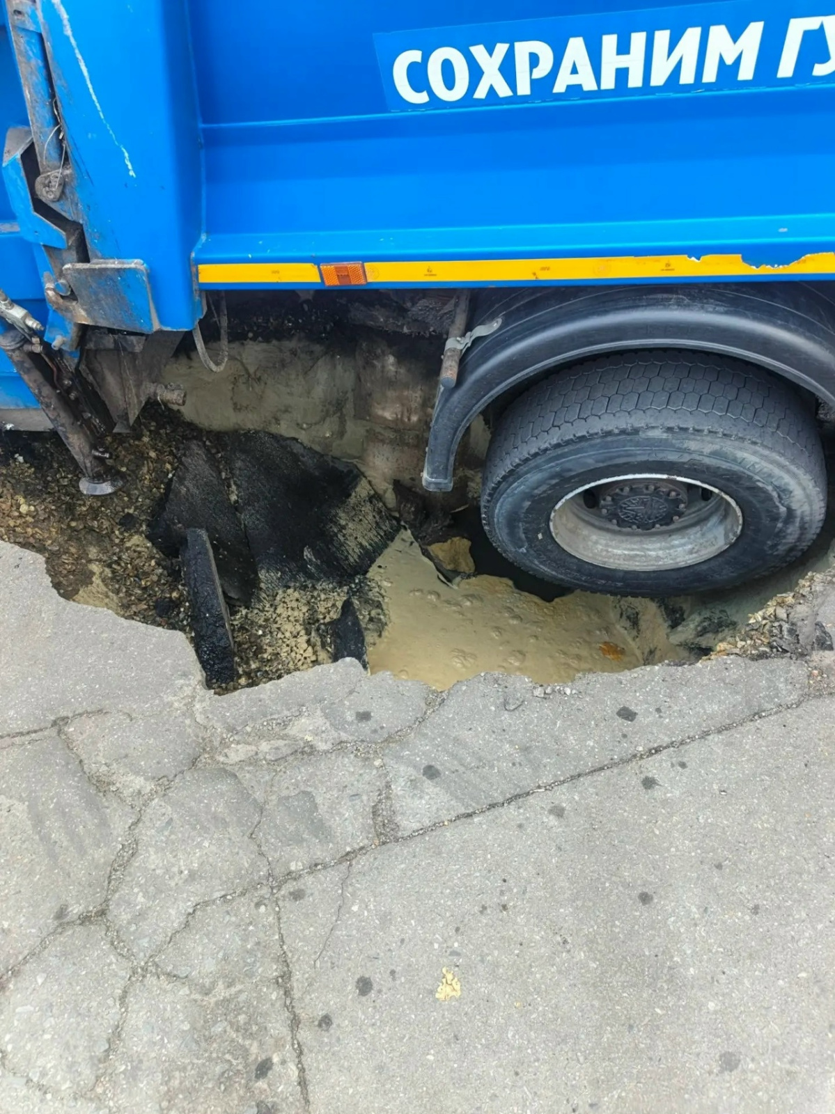 «залёг на дно»: в губкине мусоровоз ушёл под землю